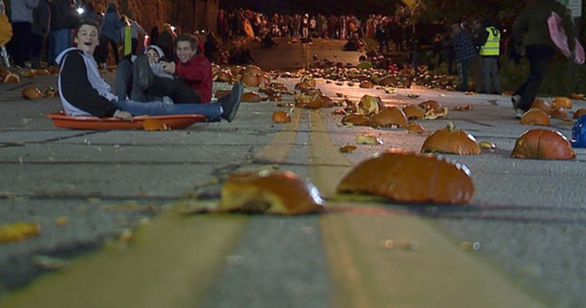 Watch The annual Chagrin Falls Pumpkin Roll
